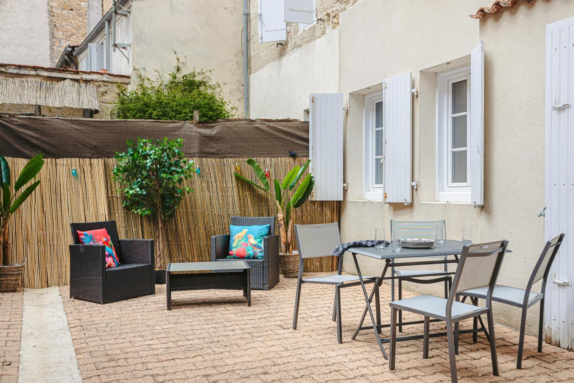 Olympia - Terrasse - Parking Gratuit - Centre Ville - Rez De Chaussee - Fibre Tv 4K Saintes Exterior foto